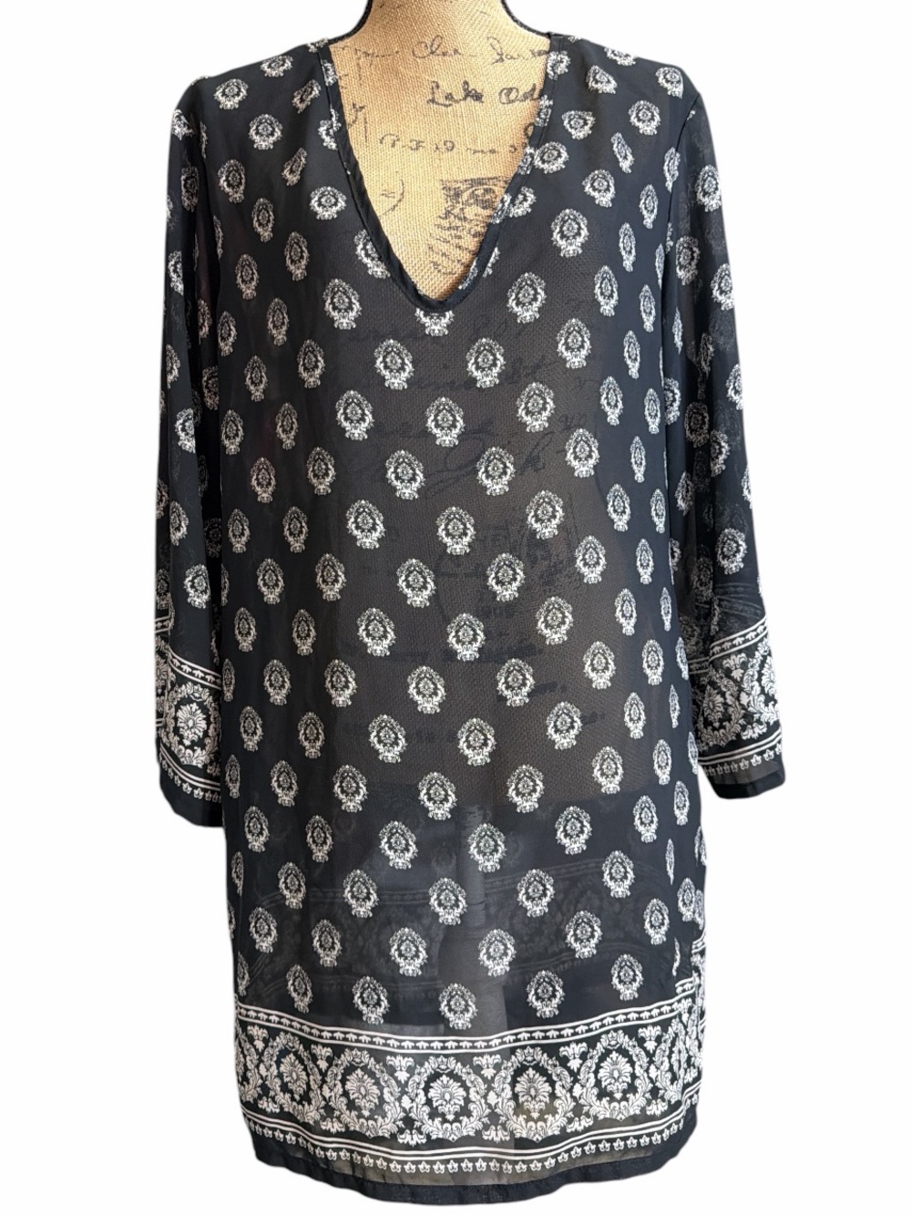 Pacific Beach Black and White Printed V-Neck Tunic Swim Coverup. EC. Size large